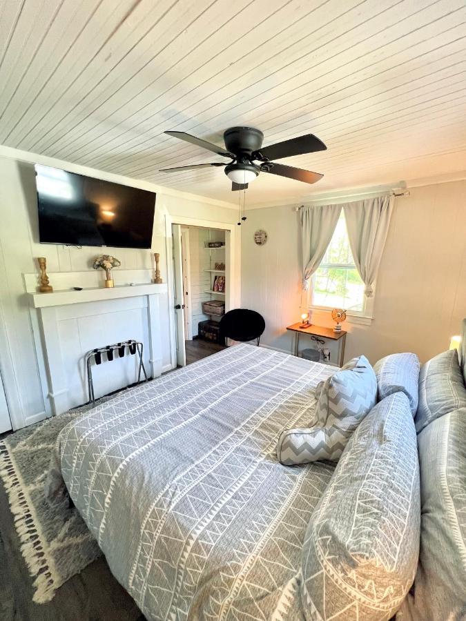 Giggling Creek Cottage - Bedjet! King Sized! Gazebo, 45 Acres, Arcades, Nintendo, More Henry Bagian luar foto