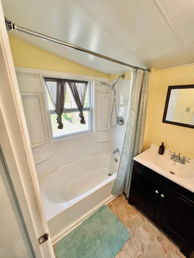 Giggling Creek Cottage - Bedjet! King Sized! Gazebo, 45 Acres, Arcades, Nintendo, More Henry Bagian luar foto