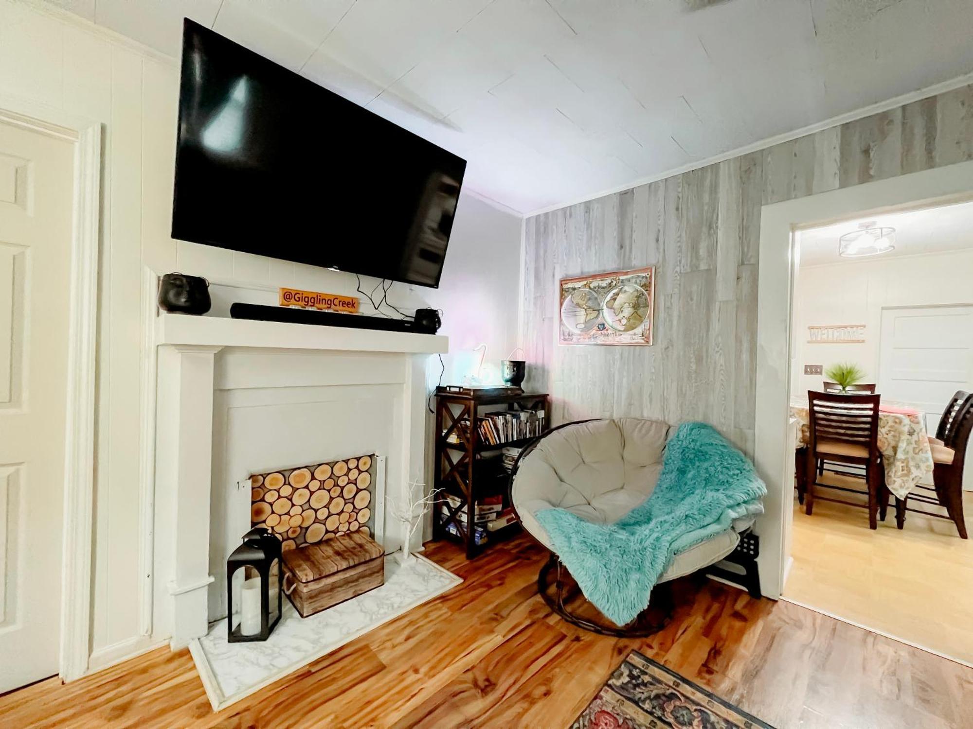 Giggling Creek Cottage - Bedjet! King Sized! Gazebo, 45 Acres, Arcades, Nintendo, More Henry Bagian luar foto