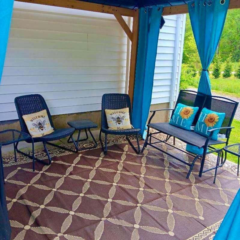 Giggling Creek Cottage - Bedjet! King Sized! Gazebo, 45 Acres, Arcades, Nintendo, More Henry Bagian luar foto